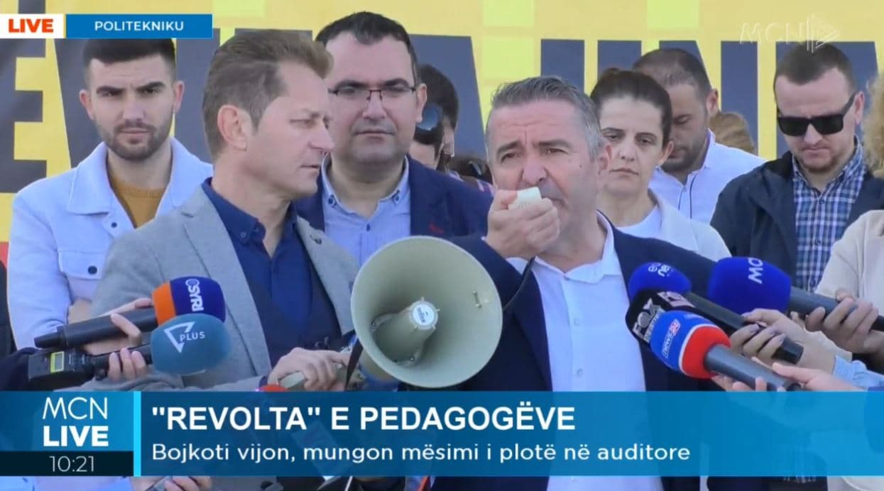 Protesta e pedagogëve, Kovaçi: Bojkoti i mësimit do të vijojë