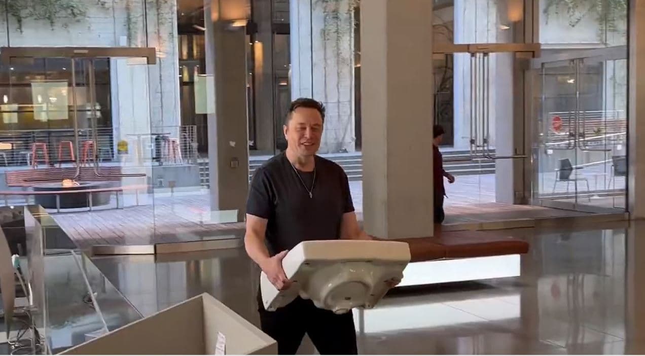 Marrëveshja duhet të përfundojë më 28 tetor, Musk shihet në selinë e Twitter