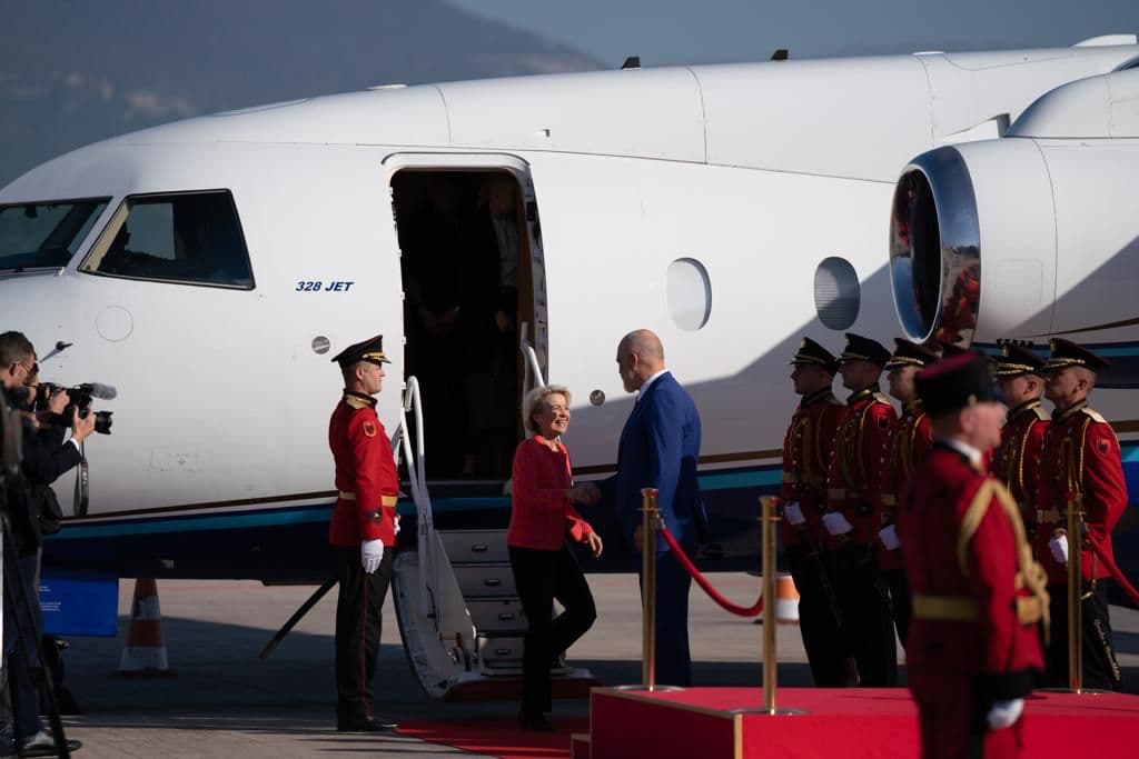 Ursula von der Leyen mbërrin në Tiranë, pritet me ceremoni zyrtare