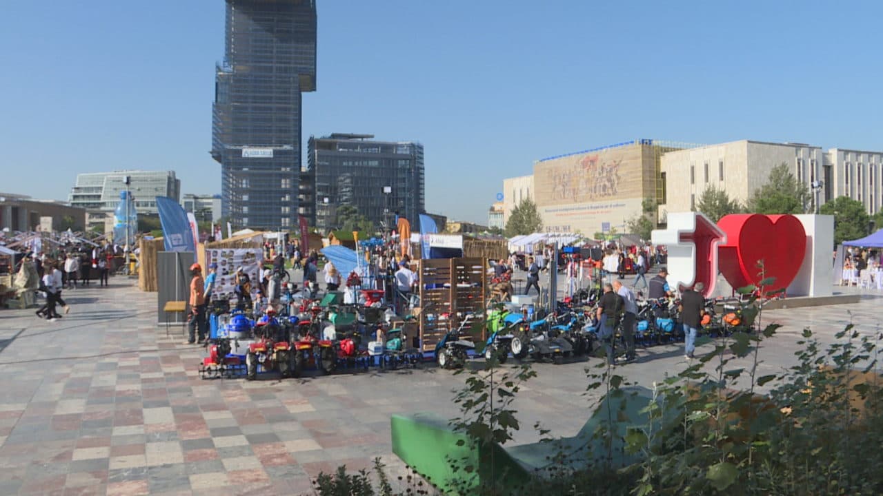 “Green Fest” në Tiranë/ Fermerët ekspozojnë prodhimet në Sheshin “Skënderbej”