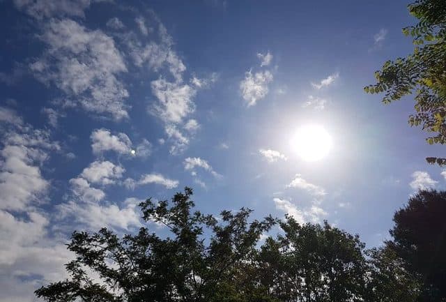  Moti sot, alternime kthjellimesh dhe vranësirash