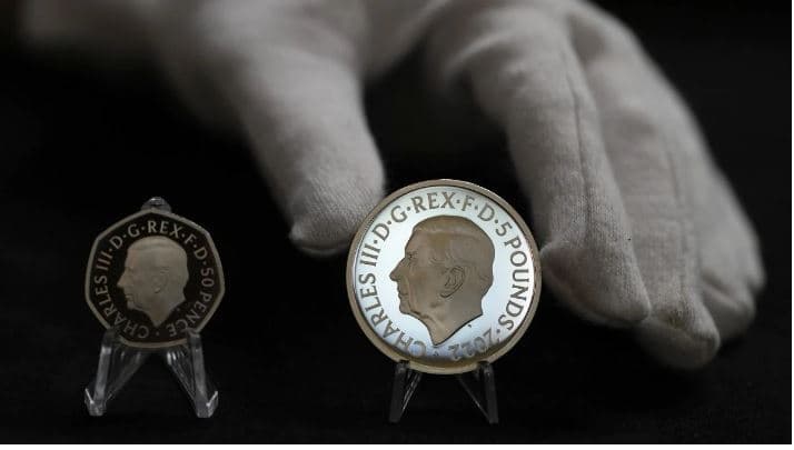 Britani e Madhe, prodhohet monedha e parë me fytyrën e mbretit Charles 