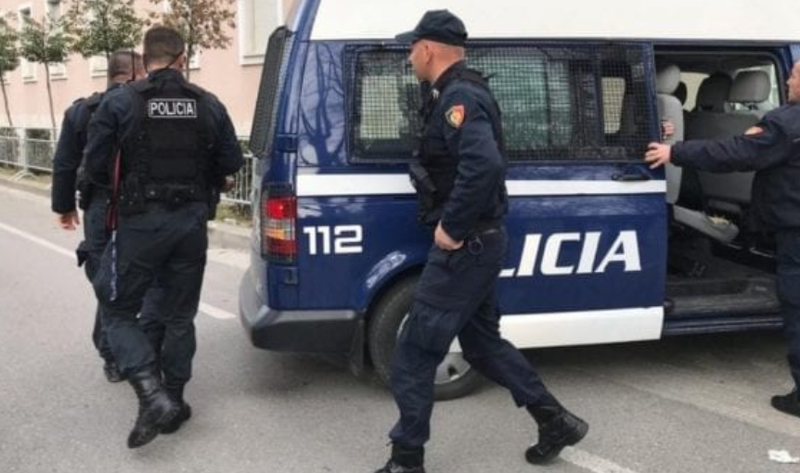 Lëvizte më armë dhe lëndë narkotike me vete, arrestohet 32-vjeçari në Tiranë