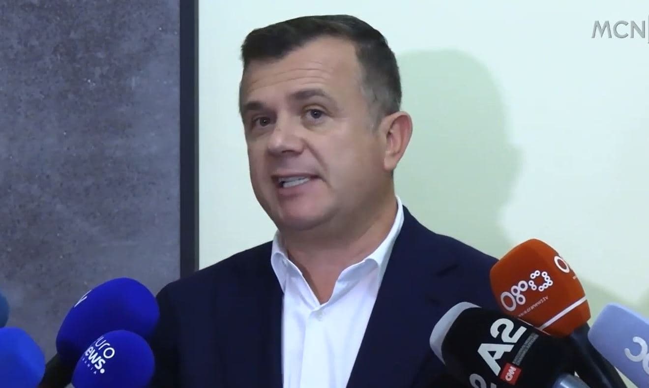 Qeveria hesht për favoret e mediave/ Balla: Ekranet i bëjnë presion kryeministrit (VIDEO)