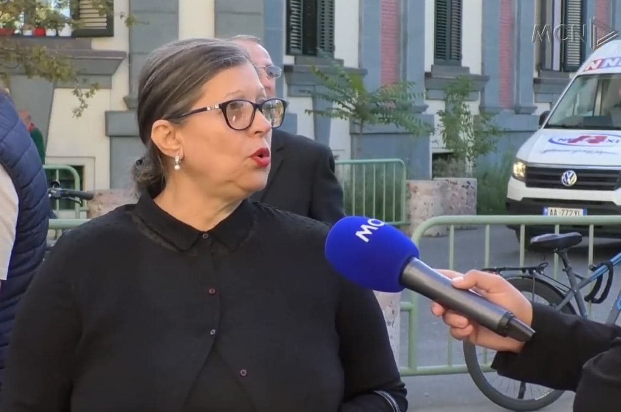 120 familje, protestë poshtë zyrës së Veliajt/ Konflikti midis ndërtuesve i lë të pastrehë prej dy vitesh (VIDEO)