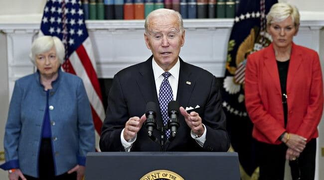 Biden kërcënon kompanitë e naftës: Çmime më të ulëta ose taksë mbi fitimet shtesë