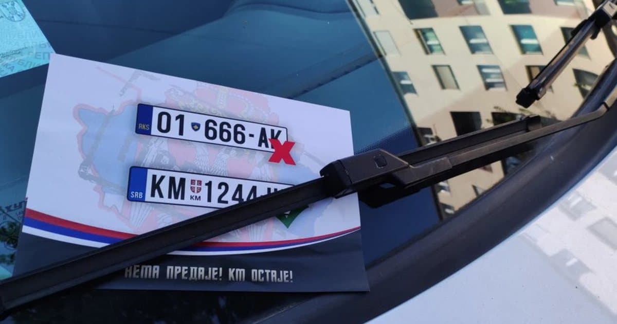 Konvertimi i targave në RKS/ Digjet një veturë në Zubin Potok