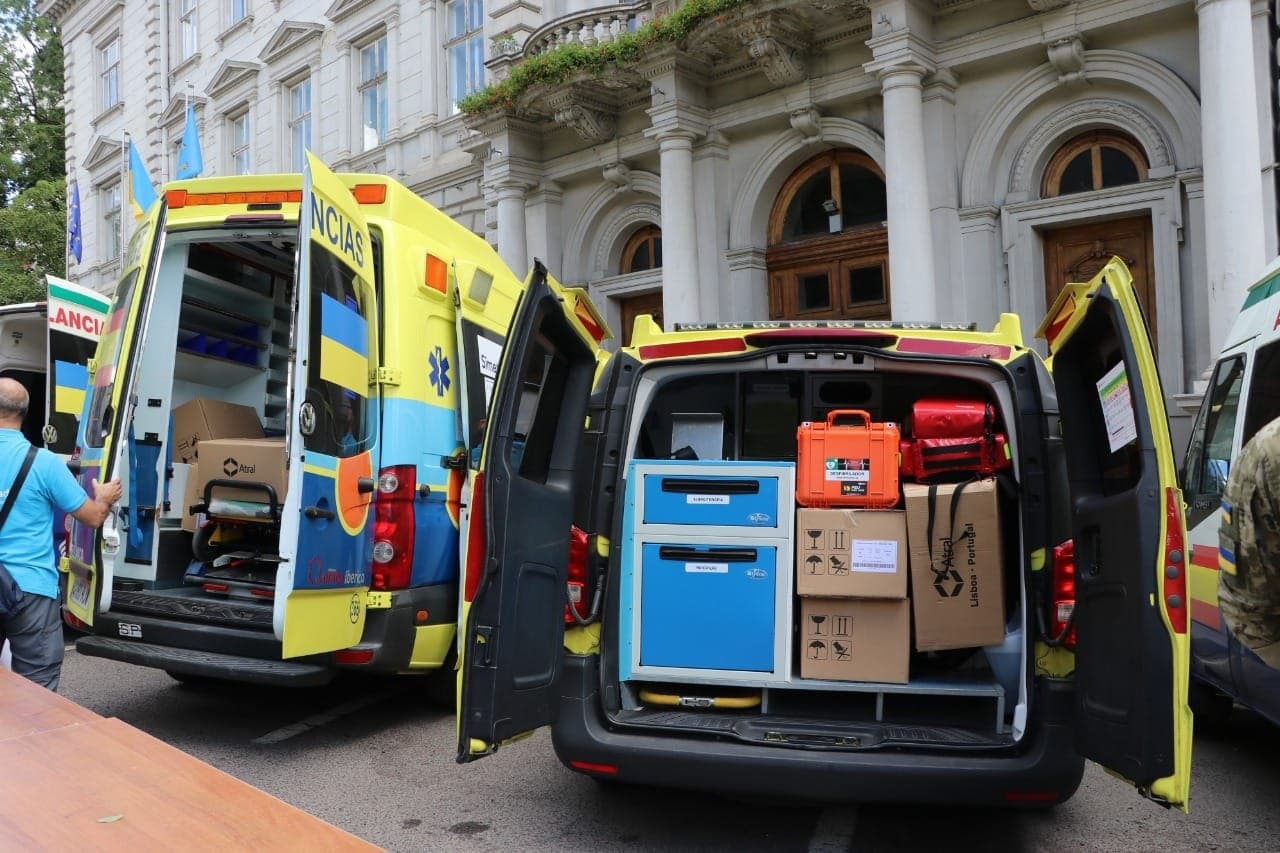 Spanja i dhuron Ukrainës 30 ambulanca