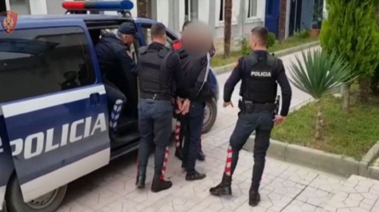 U kapën duke transportuar 21 emigrantë të paligjshëm, arrestohen 3 persona në Tiranë