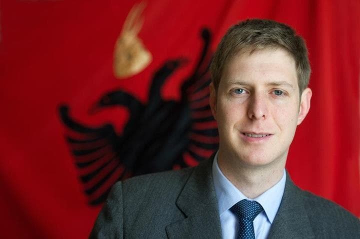 “Shqiptarët po pushtojnë vendin”, Princ Leka i kundërpërgjigjet gazetares: Po rrisin nivelin e shoqërisë britanike!