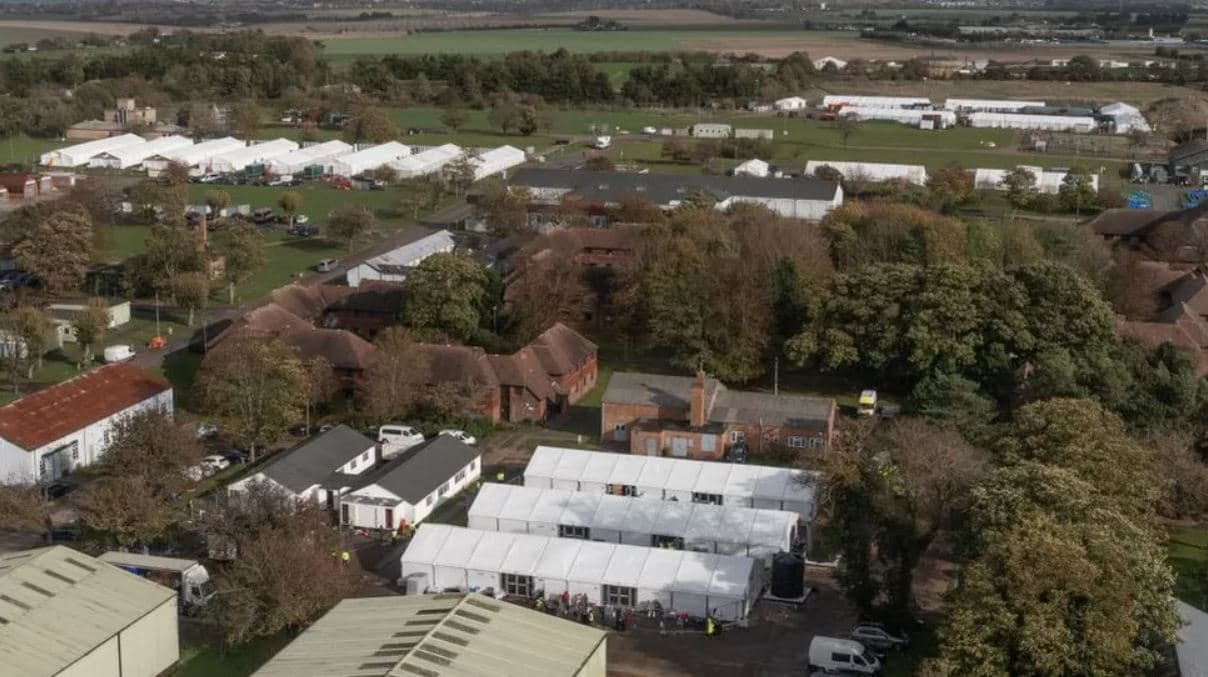 Azilkërkuesi në Britaninë e Madhe flet për BBC: Qendra e emigrantëve është si kopsht zoologjik!