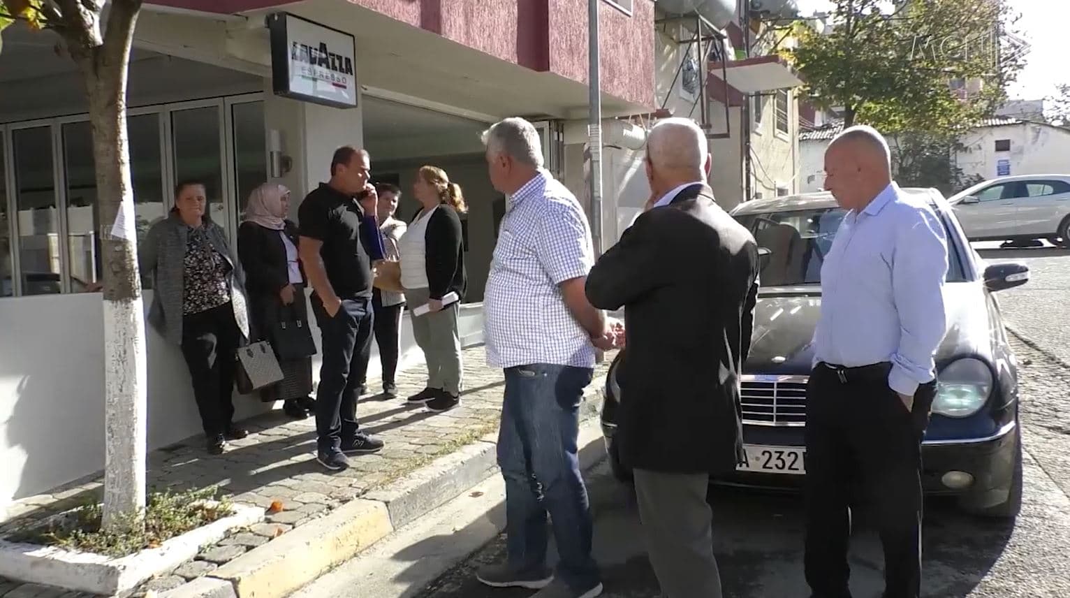 Banorët e Bërxullës para bashkisë Vorë: Pse po na prishen ndërtesat nga një firmë që s’ka leje? (VIDEO)