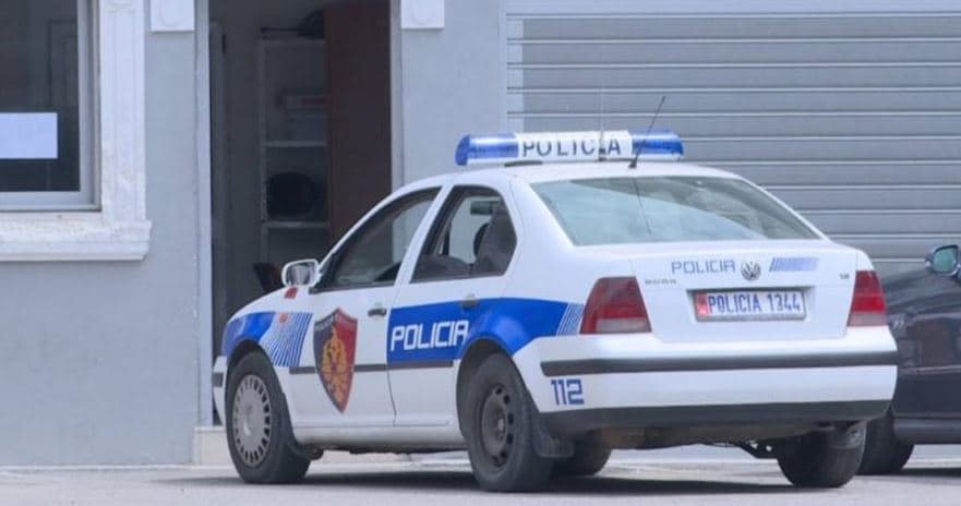 Kanosi me thikë gruan, arrestohet 47-vjeçari në Shijak