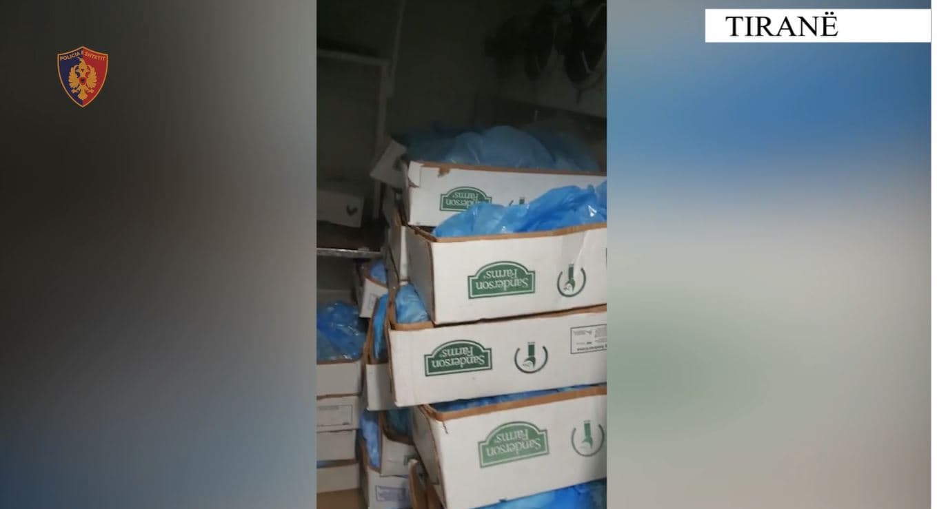 Zbulohen në një magazinë në Tiranë 450 kg mish pule jashtë kushteve higjieno-sanitare