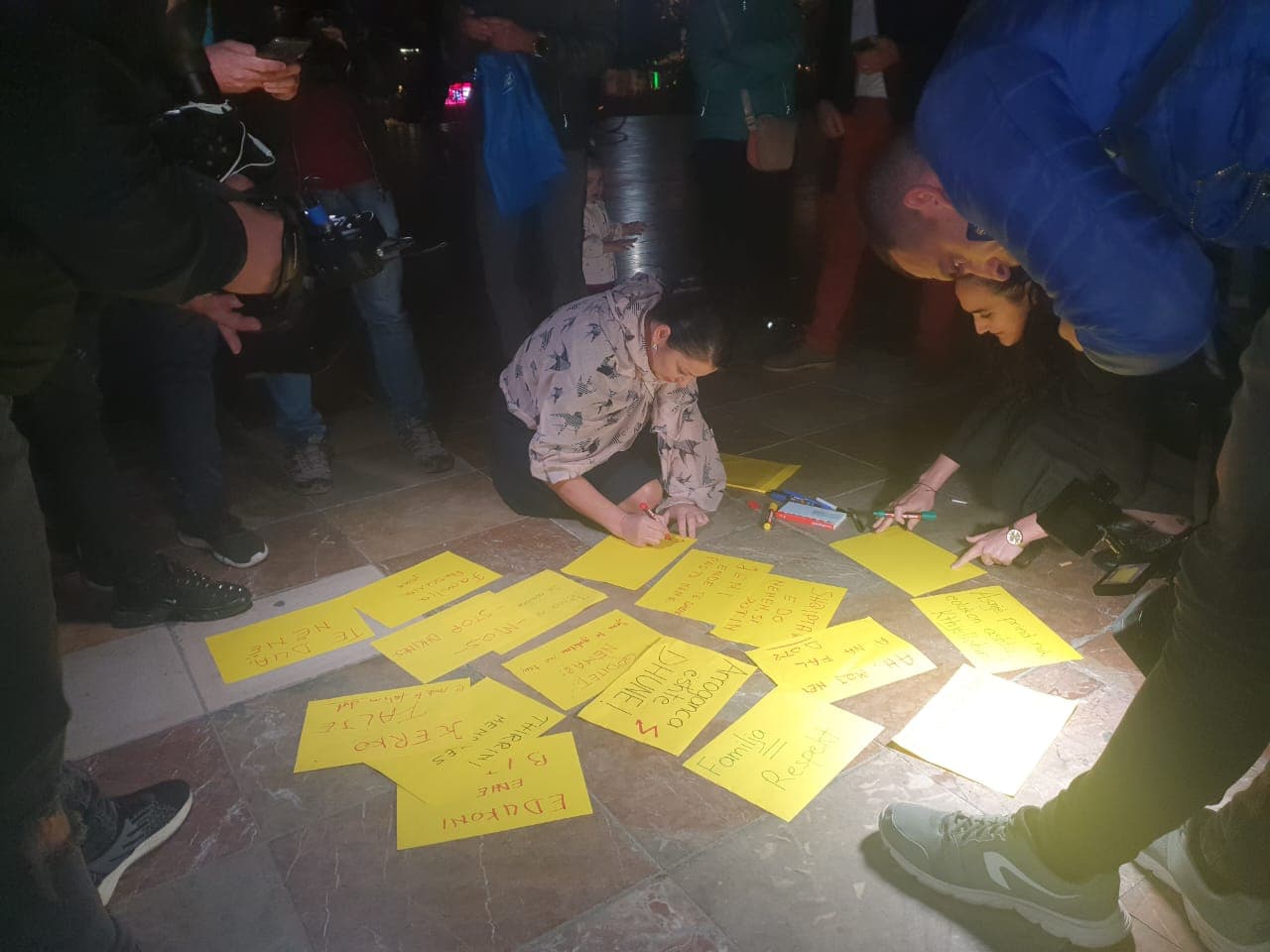 Dhunimi i të moshuarës në Pejë/ Dhjetëra qytetarë mblidhen në sheshin 'Skëndërbej' në përkrahje të saj