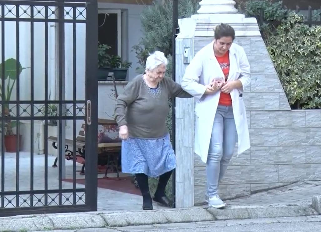 Dhuna ndaj të moshuarës në Pejë/ Si është situata në azilin e Tiranës? (VIDEO)