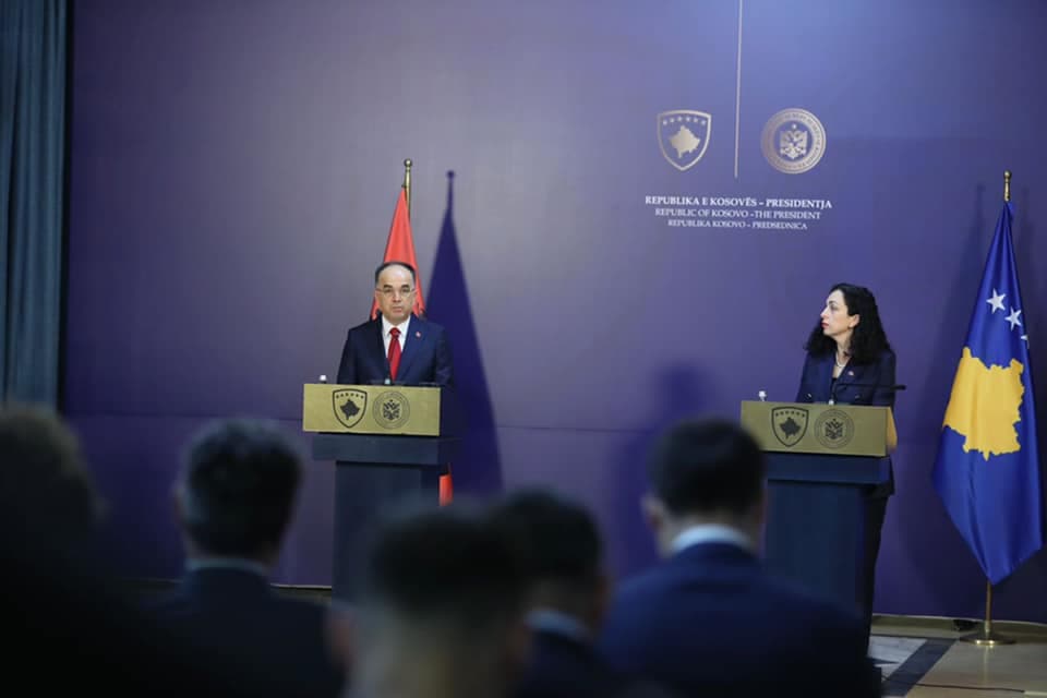 Tensionet në Veri, Begaj bisedë telefonike me Osmanin: Të vazhdojë dialogu me Serbinë