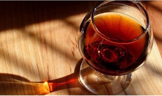 Pandemia rriti ndjeshëm vdekjen tek femrat nga alkooli
