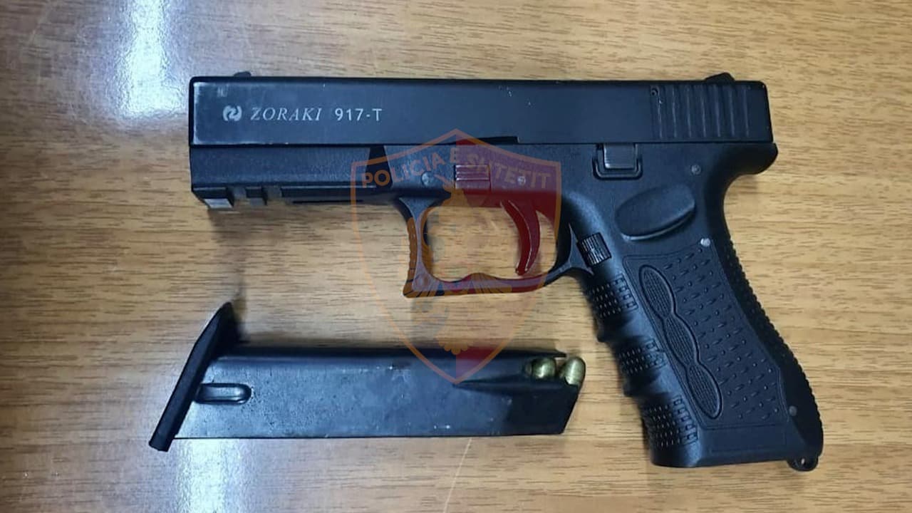Lëvizte me armë në makinë, arrestohet një person në Kamzë