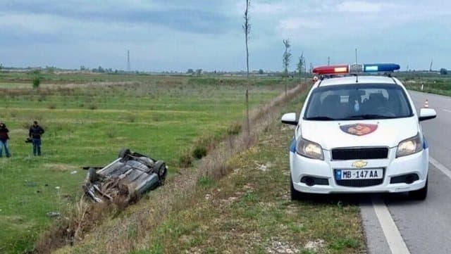 Makina del nga rruga, lëndohet 27-vjeçari në Maliq