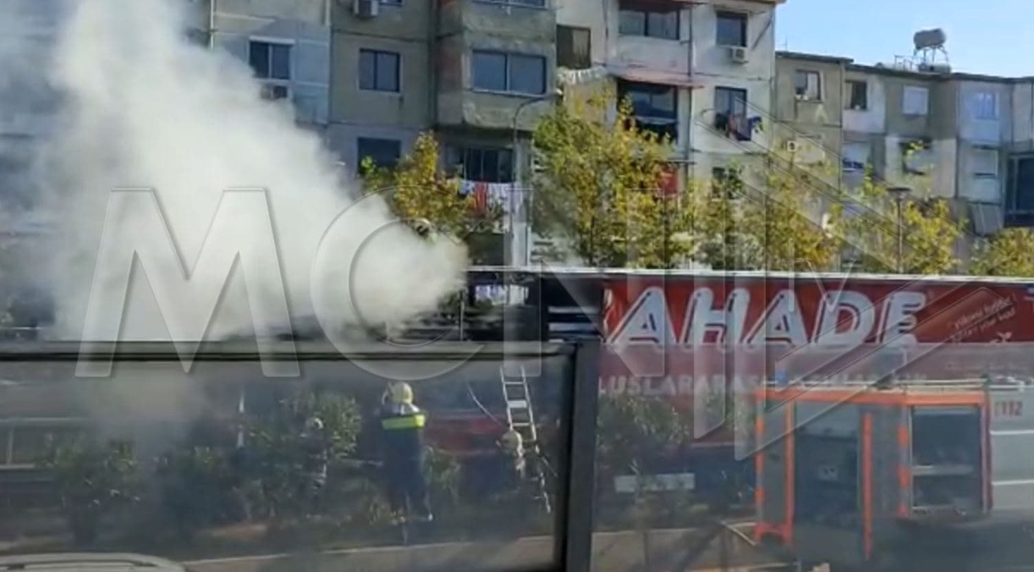 Tiranë, përfshihet nga flakët një kamion te “Pallati me Shigjeta”  (VIDEO)