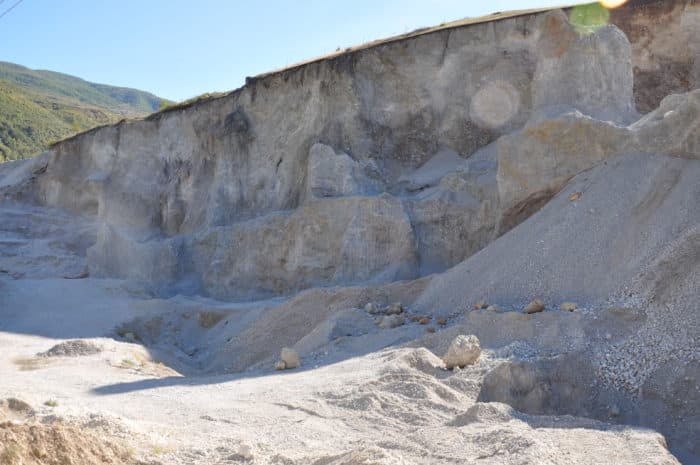 Aksidentohet punëtori i një guroreje në Kolonjë