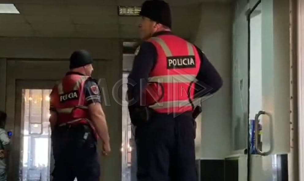 Policia spanjolle në Elbasan, kontrolle në një Call Center (VIDEO)