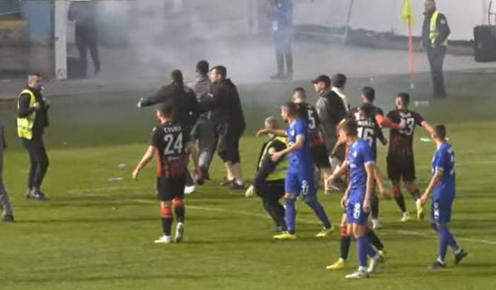 Kaos në derbin e shqiptarëve/ Tifozët e Shkupit godasin lojtarin e Shkëndijës, ndërpritet ndeshja dhe dënohen vendasit