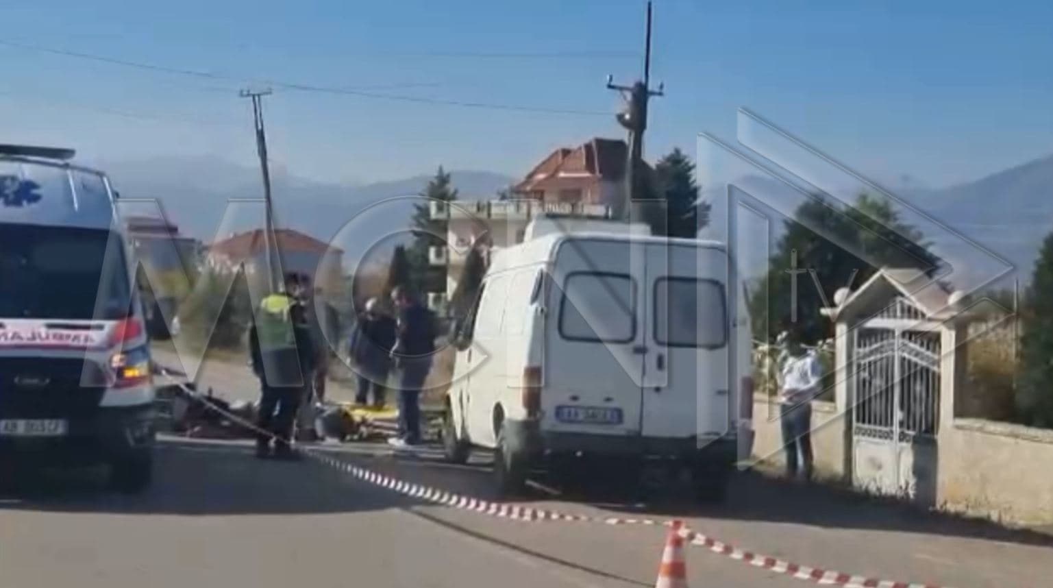 Motori përplaset me furgonin në Korçë, plagoset rëndë një person (VIDEO)