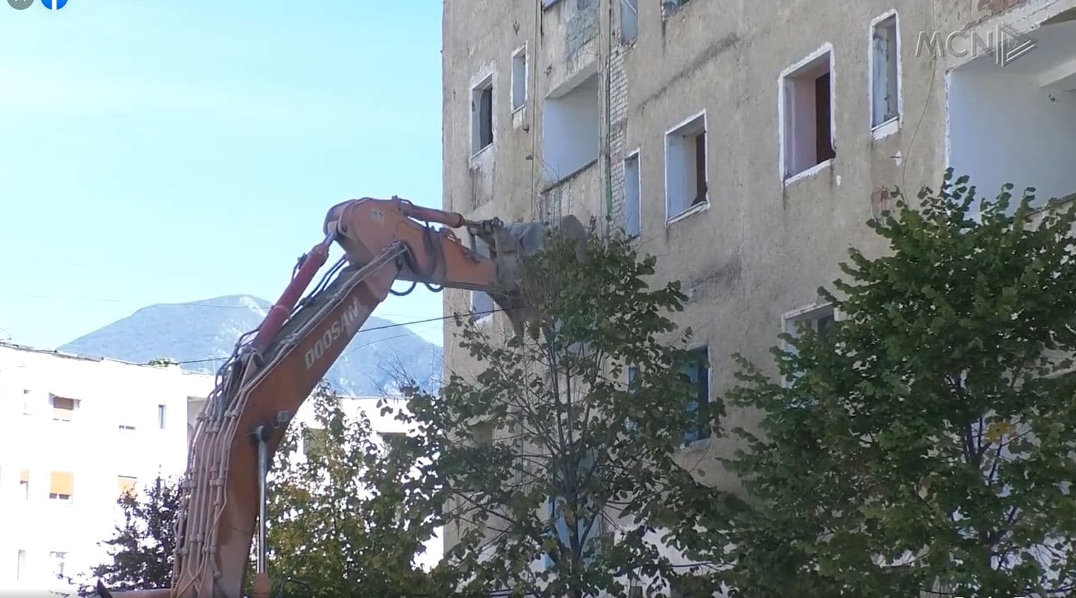  Bashkia u shemb pallatin, 20 familje pa strehë (VIDEO)