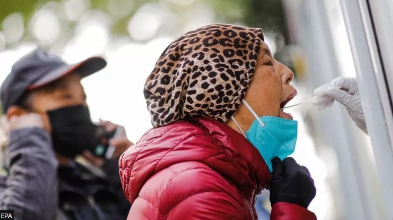 Kina lehtëson kufizimet Covid, ndërsa infektimet vijojnë të rriten