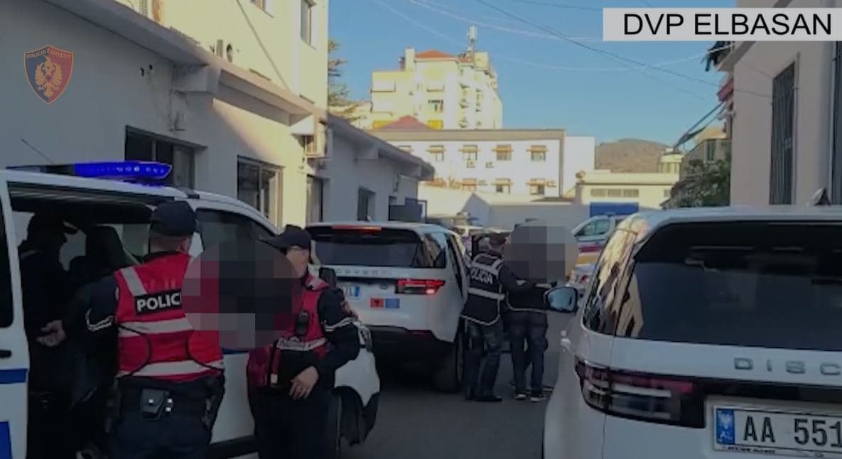 Video/ Drogë në makinë dhe banesë, arrestohen 2 vëllezërit nga Skrapari