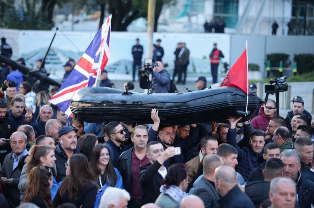 Të rinjtë e FRPD-së protestojnë me gomone