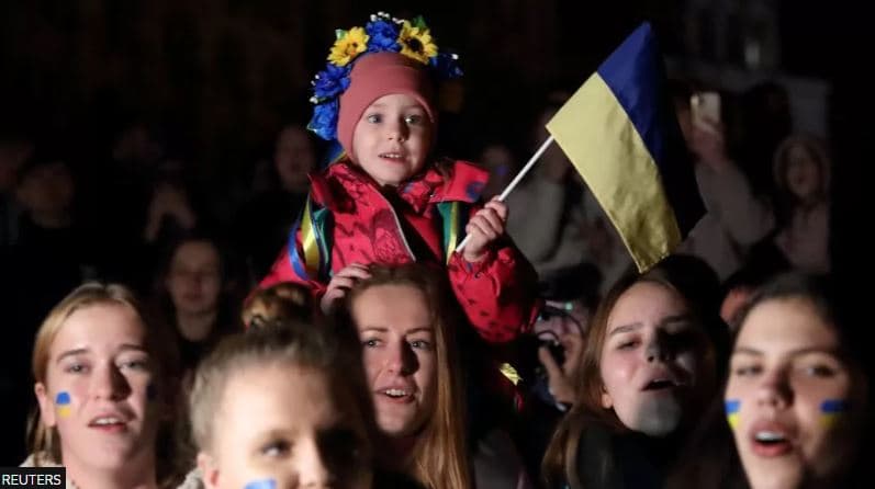 Ukrainasit festojnë rimarrjen e qytetit Kherson, Zelensky: Fitore e jashtëzakonshme