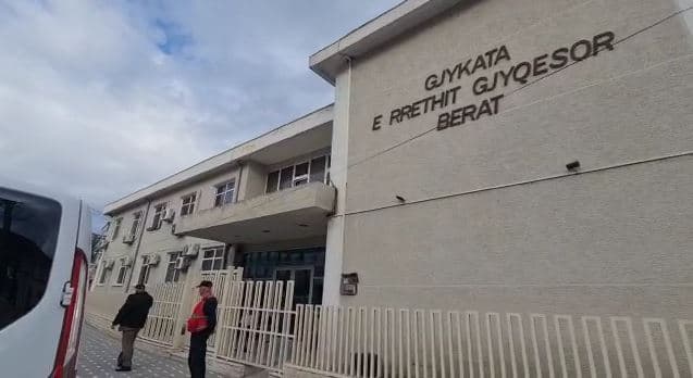       870 kg bimë narkotike në një fermë në Berat/ Gjykata lë në burg nëntë burra dhe dy gra