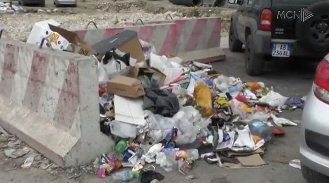 Koshat e plehrave të tejmbushur, qytetarët ankohen për pastrimin e bashkisë (VIDEO)