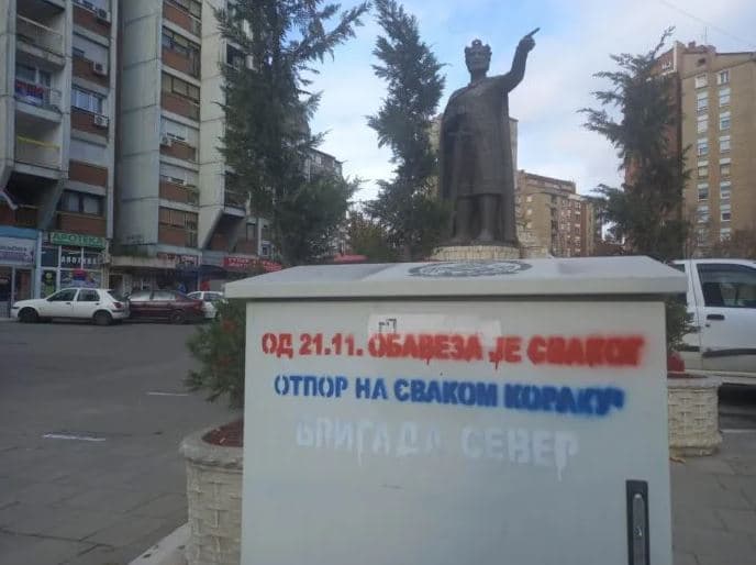 Serbët, grafite në Veri të Mitrovicës: “Rezistencë nga 21 nëntori”, “NATO shko në shtëpi”!