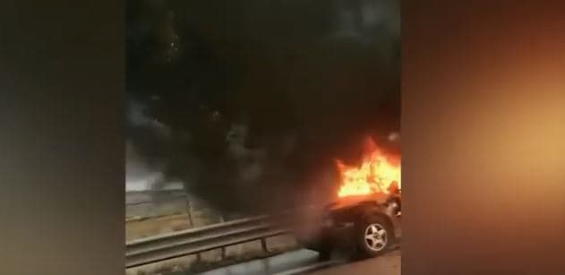 Makina merr flakë gjatë lëvizjes në autostradën Vlorë-Fier