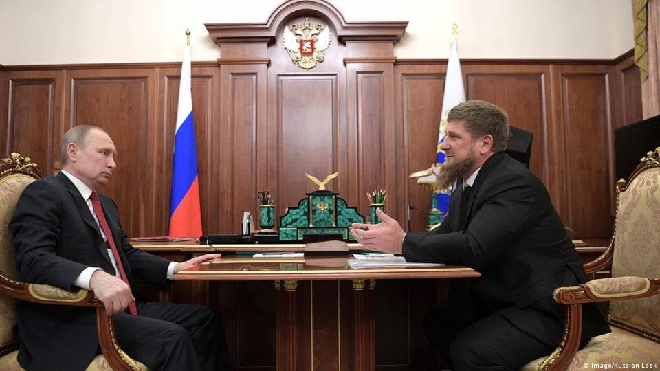 Putin jep për herë të parë titullin “Nëna Heroinë”, për gruan e liderit çeçen