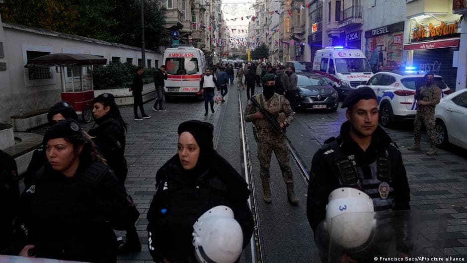     Sulmi me 6 të vdekur në Stamboll/ Arrestohen 22 persona, përfshi autoren