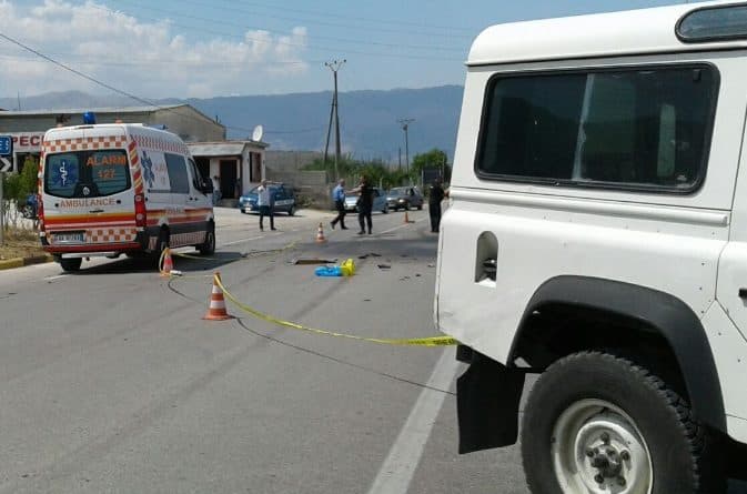 Berat, furgoni merr përpara një person