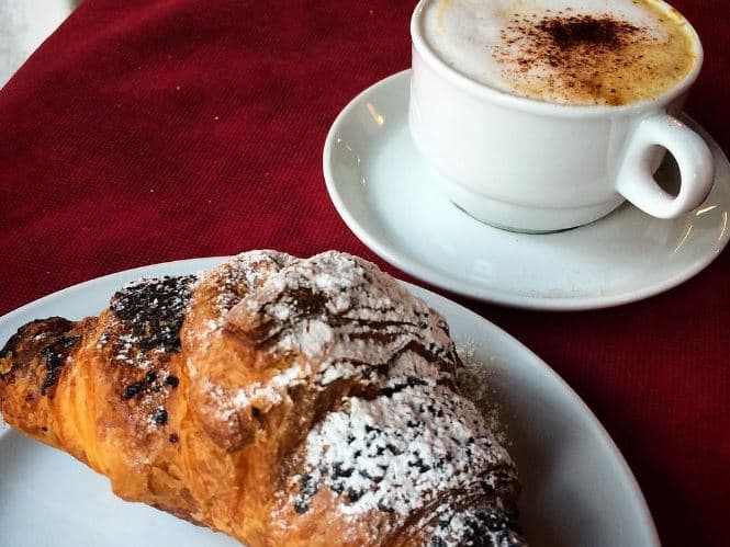 Briosh dhe kafe në mëngjes? Arsyeja pse duhet të hiqni dorë nga ky veprim