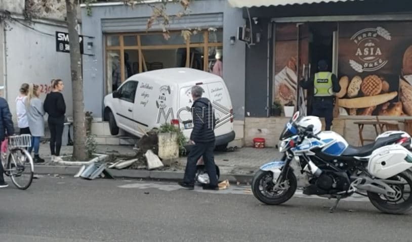   Shoferja pa patentë futet në dyqanin e rrobave në Durrës