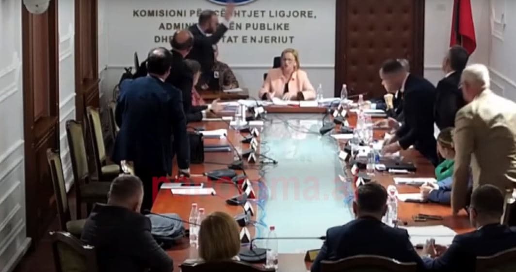 I hodhi mikrofonin Bushkës, Bardhi përjashtohet 5 ditë nga Kuvendi (VIDEO)