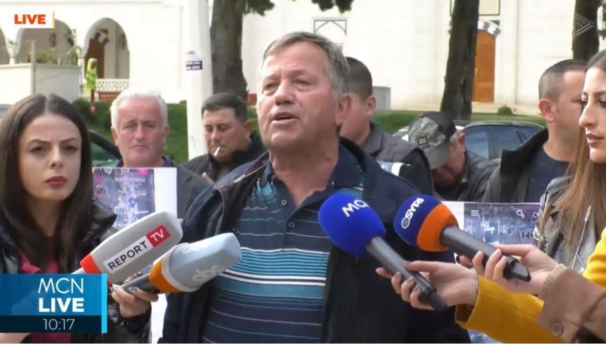 Banorët e Bërxullës protestojnë përpara Kuvendit: Do t'i mbrojmë me gjak pronat tona