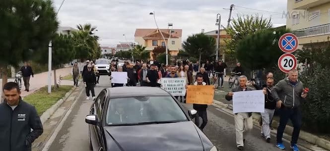 Banorët e Divjakës sërish në protestë, kundërshtohet vendosja e traut, policia procedon 5 qytetarë (VIDEO)