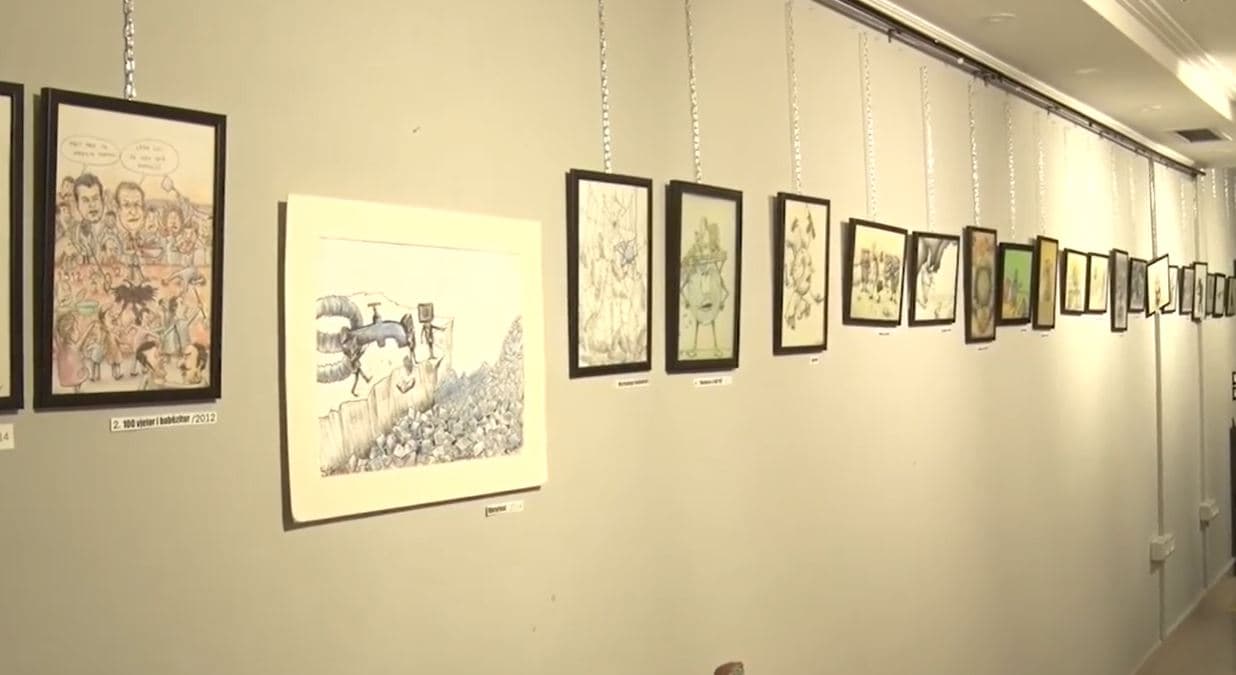 ''Thumbi në shënjestër'', Endri Beqo flet përmes artit të karikaturës (VIDEO)