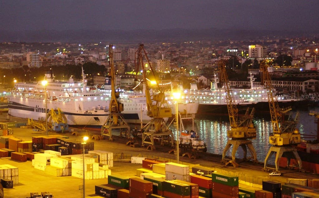 Moti i keq vonon nisjen e trageteve të linjës Durrës-Bari