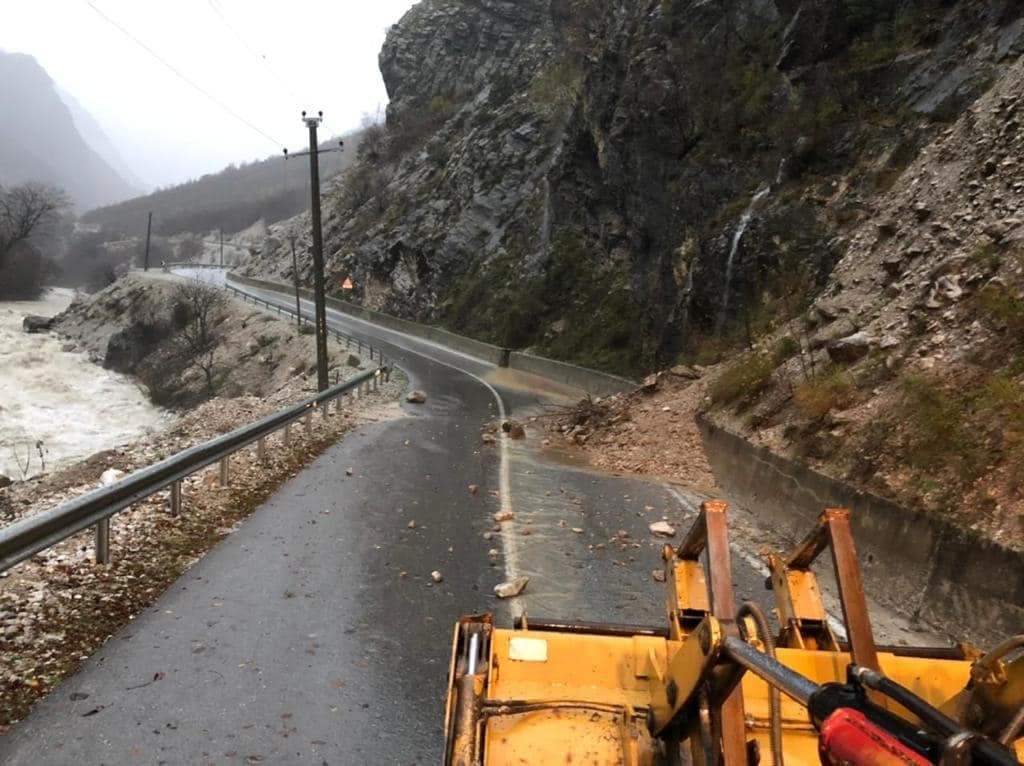 Moti i keq shkakton rrëshqitje gurësh dhe inertesh në rrugë, vështirësi në qarkullim