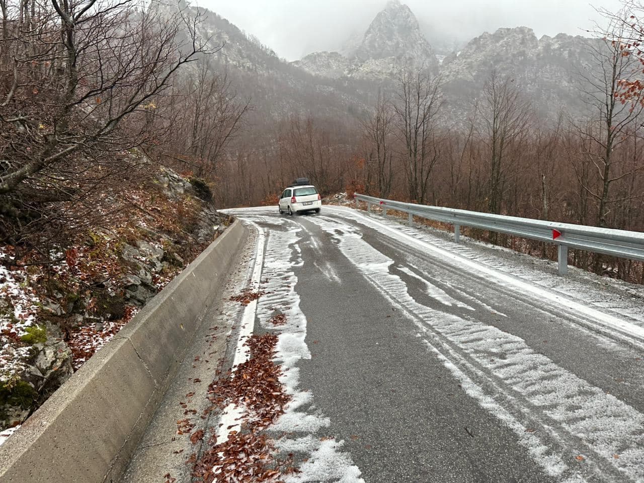 Jo vetëm shi, bie dëbora e parë në Shqipëri (FOTO)